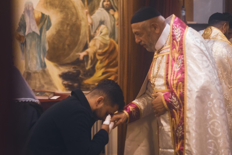 hand kussen priester